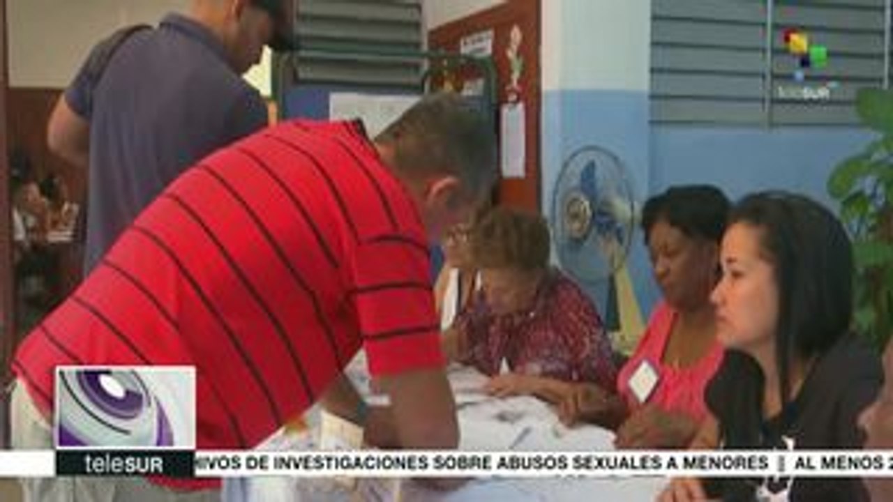 Cubanos participan en el referendo constitucional