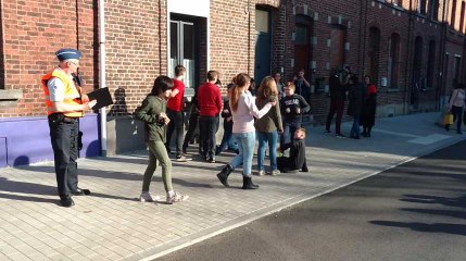 De jeunes policiers font des PV au parents à l'ecole communale de Nimy.Video Éric Ghislain
