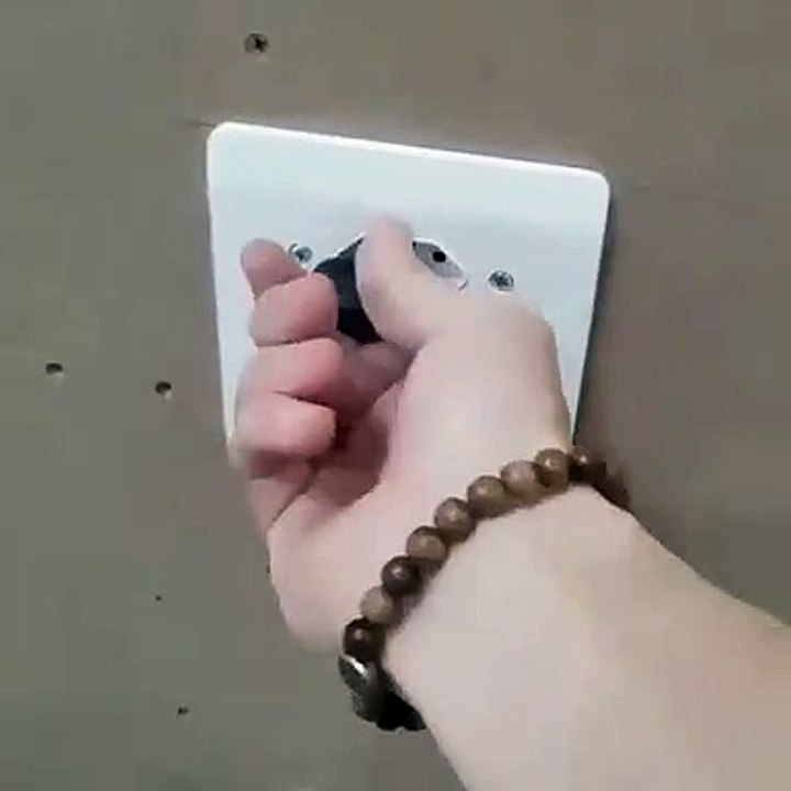 Une cachette dans une prise