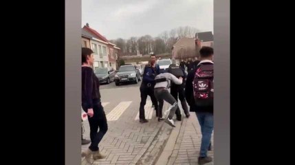 Enorme bagarre entre la police et des jeunes: deux policiers sont dans l’incapacité de travailler