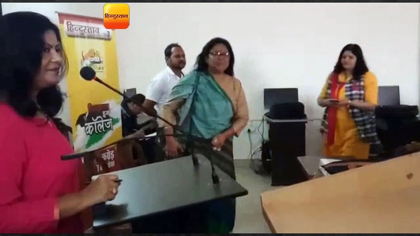 आओ राजनीति करें अभियान में रांची वीमेंस कॉलेज कैंपस में छात्राएं