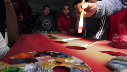 Kötülüklerden uzak büyüsünler diye resim yapmayı öğretiyor - MUĞLA