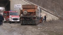 Report TV - Aksident tragjik në Prizeren, makina përplaset me kamionin, vdes babai me dy fëmijët