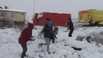 İstanbul- İstanbul'da Kar Topu Oynayan Çocuklar Okullar Tatil Olsun 'Vali Amca'