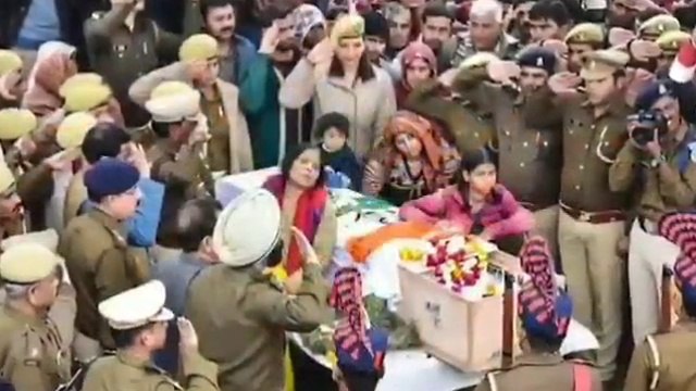 انڈیا کا بچہ بچہ جانتا ہے پلوامہ حملہ انڈیا کا ڈرامہ ہے l زرا اس گانے کے الفاظ غور سے سنیں پلوامہ میں جو ویروں نے جان دیش پے واری ہے دشمن کی اوقات نہیں اپنوں کی غداری ہے