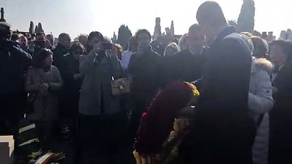 PEDRO SÁNCHEZ HACE UNA OFRENDA FLORAL EN LA TUMBA DE MANUEL AZAÑA