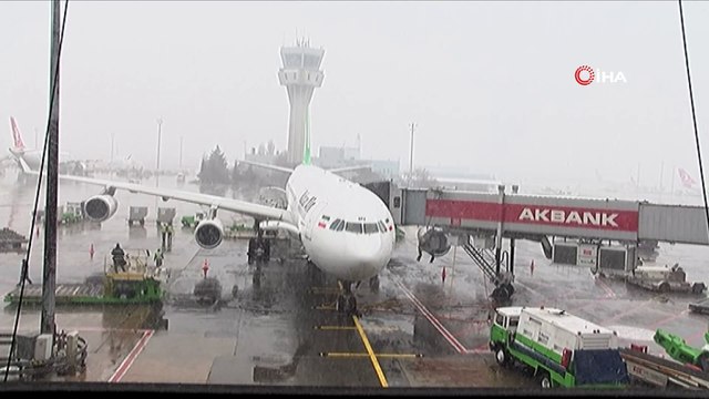Kar yağışı Atatürk Havalimanı’nda uçuşları olumsuz etkiledi...66 sefer iptal edilirken uçaklar buzlanmaya karşı alkol ile yıkanıyor