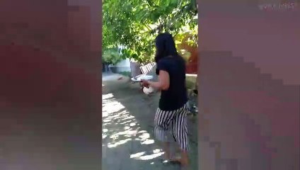 مشهد صادم لأم تطعم ابنها البالغ في فمه بعد رفضه ترك لعبة فيديو لأيام!