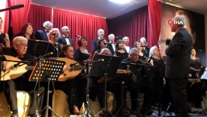 Balıkesir'de 85'lik türkücü takdir topladı