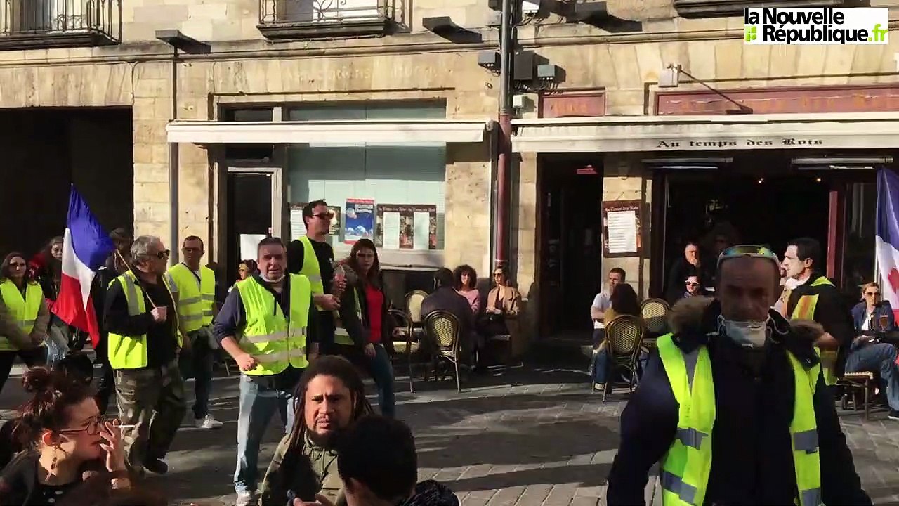 VIDEO. Marie Cherrier et ses amis chantent lors du rassemblement des Gilets jaunes à Tours le 23 février 2019