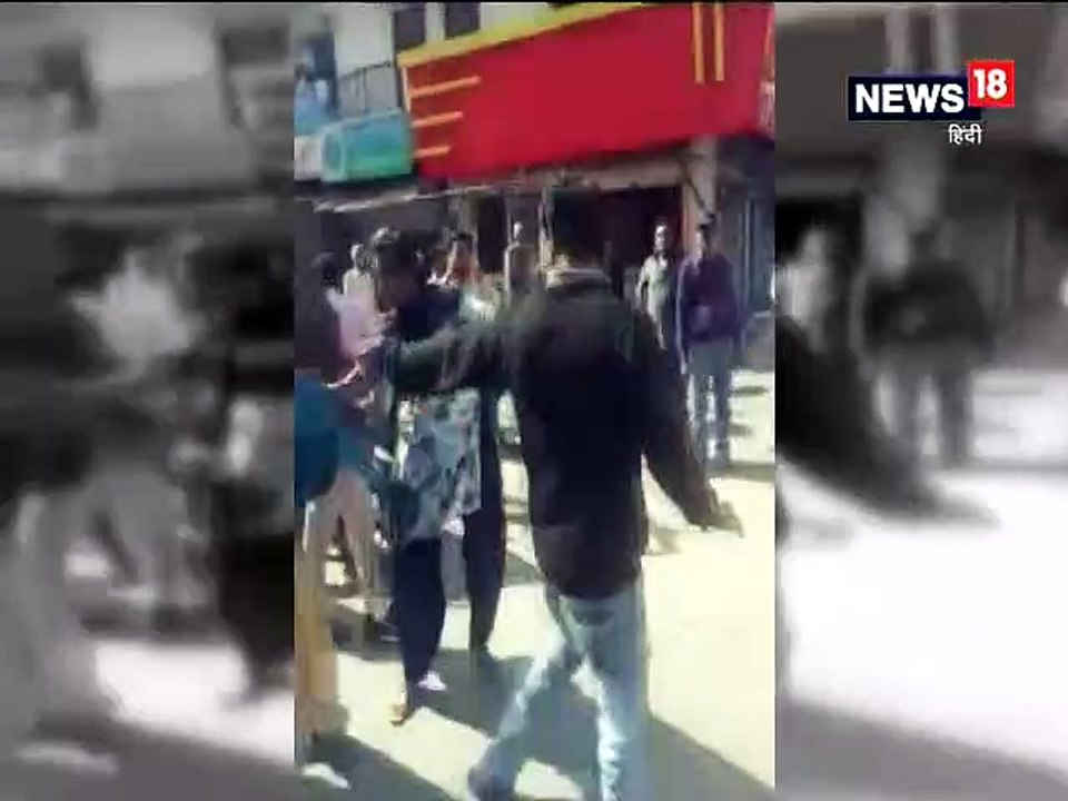 बीच सड़क पर लड़की ने चप्पलों से की मनचले की पिटाई, देखिए VIDEO - Young man beaten video viral by girl in chatarpur hydrs.