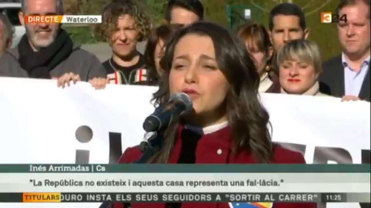 Inés Arrimadas, ante la puerta de la residencia de Puigdemont en Waterloo.