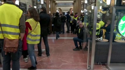 Descargar video: Des gilets jaunes se sont réunis dans un Starbucks des Champs-Élysées