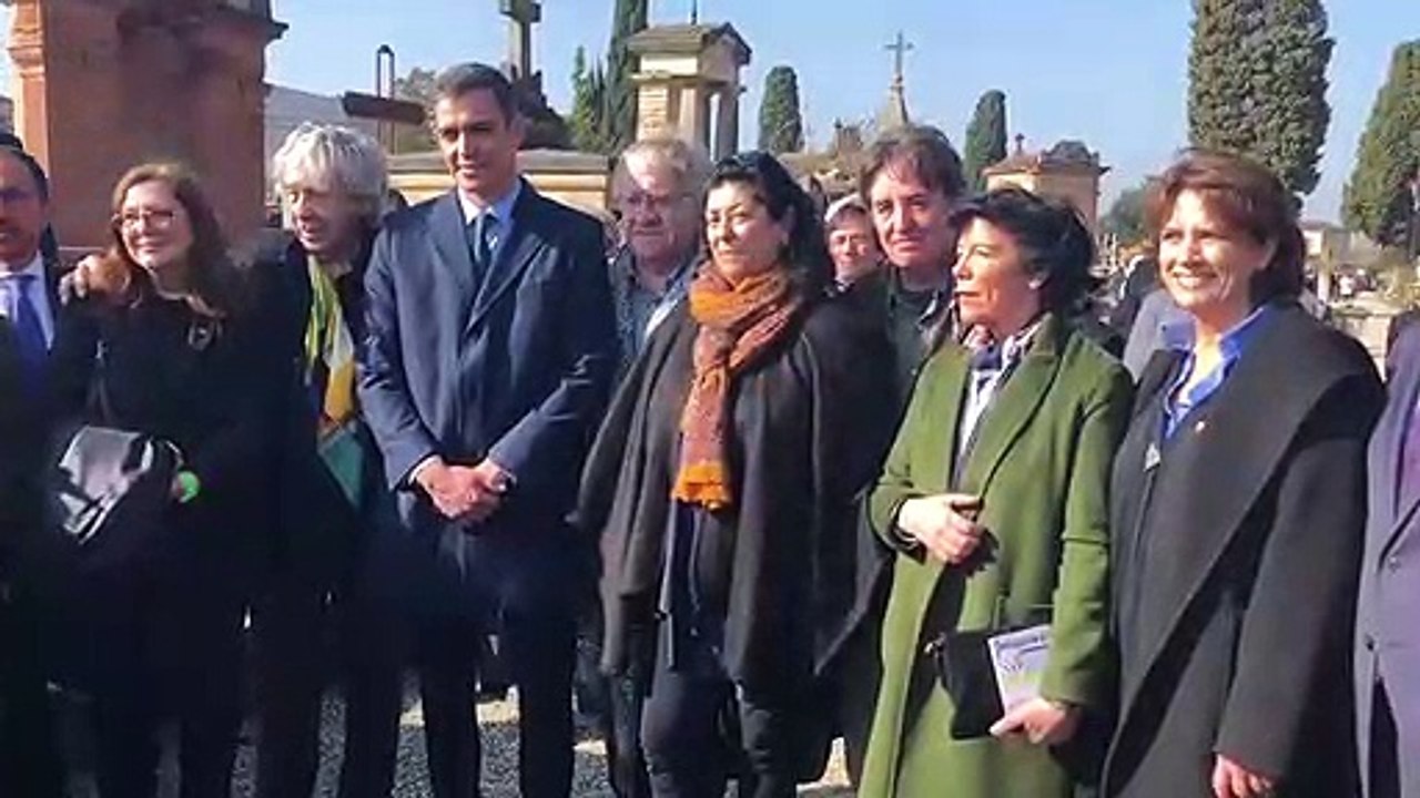 Pedro Sánchez con intelectuales y artistas en el homenaje a Azaña en Montauban (Francia)