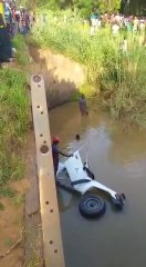 WATU 9 WIZARA YA ARDHI WAFARIKI BAADA YA GARI KUDUMBUKIA MTONI MKOANI MOROGORO ,GARI ILIMSHINDA NGUVU DEREVA