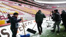 Galatasaray - Akhisarspor Maçı Öncesinde Saha Temizleme Çalışmaları Devam Ediyor
