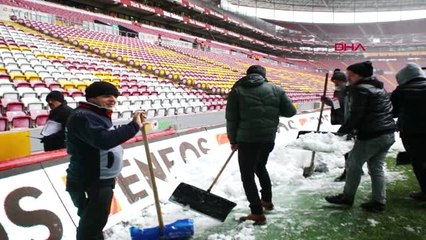 Galatasaray - Akhisarspor Maçı Öncesinde Saha Temizleme Çalışmaları Devam Ediyor
