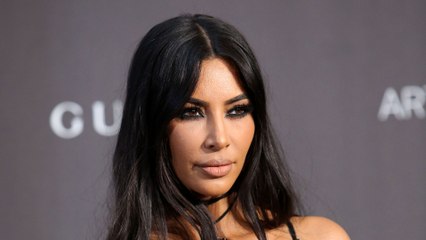 فيديو كيم كارداشيان تقص شعرها وتصبغه أحمراً فاقعاً