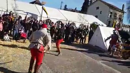 Une leçon d'épée à la fête médiévale de Vaucouleurs.