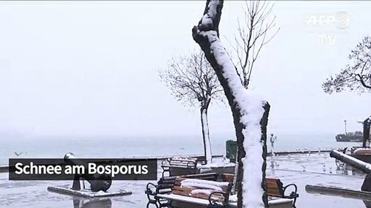 Schnee am bosporus: istanbul liegt unter einer weißen decke