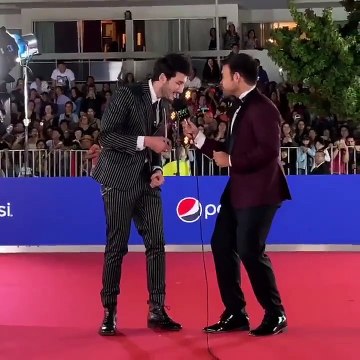 Sebastián Yatra cantando en la Gala del Festival de Viña 2019