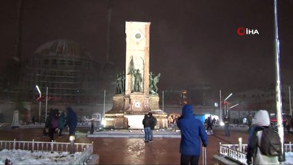 Taksim Meydanı’nda kar yağışı devam ediyor