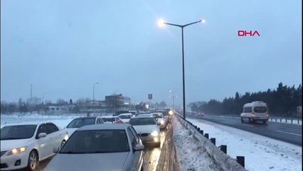 Buzlu Yolda Zincirleme Kaza 4 Yaralı