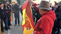 Manifestante quema la bandera de España