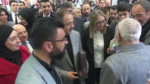 Özhaseki, Kitap Fuarını Gezdi