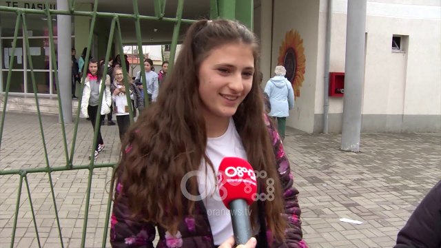 Ora News - Nuk zbatohet udhëzimi i Ministrisë, nxënësit përdorin telefonat në shkolla