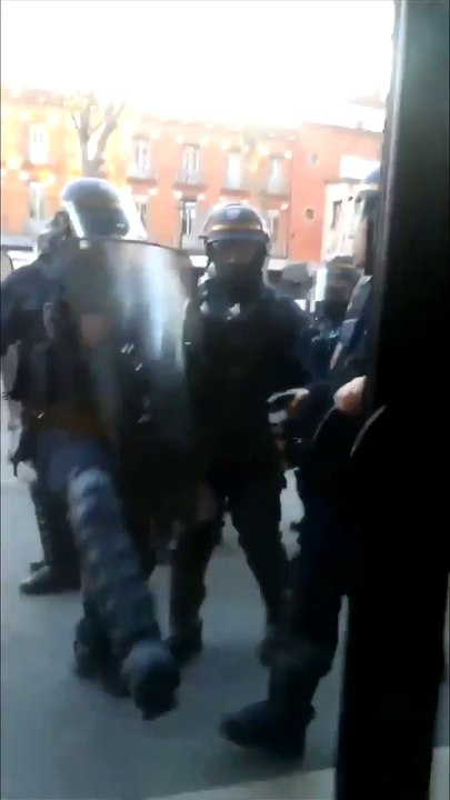 Gilets Jaunes Acte 15 : Des CRS défoncent la vitre d’une porte d’entrée d’un immeuble pour faire sortir des manifestants