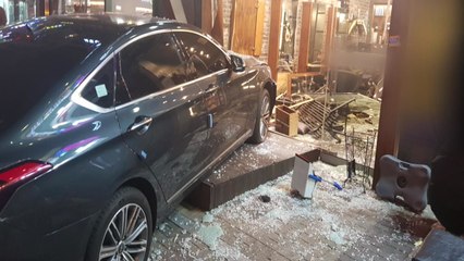 승용차 미용실로 돌진해 6명 부상...항공기 무더기 지연·회항 / YTN