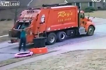 Kiff d'un éboueur, il saute sur un trampoline pendant sa tournée en pleine rue !