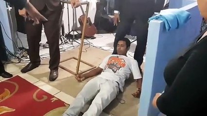 A libertação de legiões e legiões de demônios! Anjo paralisa a mão do jovem!!!   Pr. Júlio César