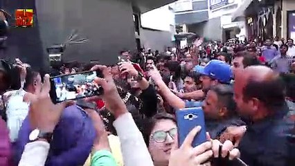 Ranveer Singh Protects Zoya Akhtar From Crazy Fans | Gully Boy Promotion