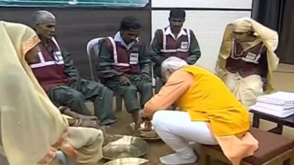 Kumbh Mela 2019: PM Modi ने Prayagraj में सफाईकर्मियों के धोए पैर | Watch Video | वनइंडिया हिंदी