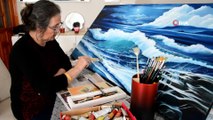 Ressam anneanne torununa resim sevgisini aşılıyor