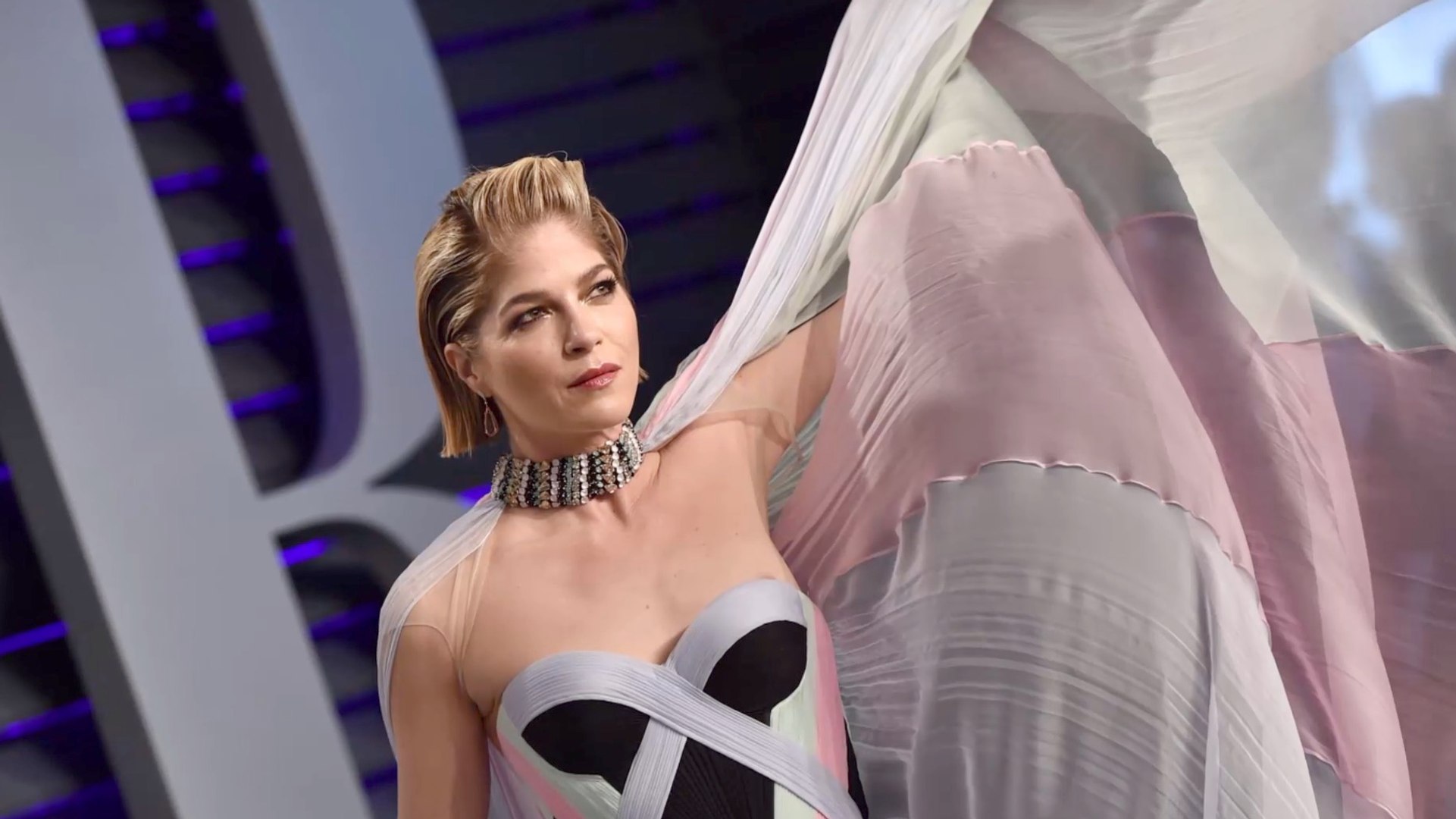 ⁣Oscars Red Carpet Movers