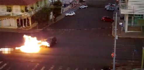 Motosiklet ve Sürücü Bir Anda Alevler İçinde Kaldı