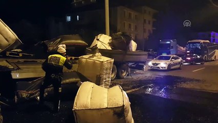 Bariyere çarpan tırdaki plastik atık yola döküldü - SAKARYA