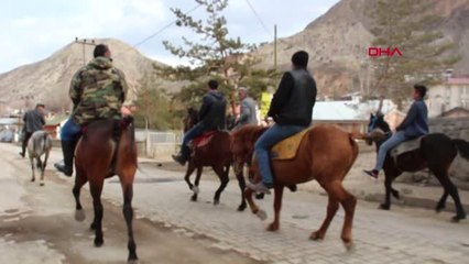 Erzurum Atlarla 'Karlı Pekmez' Yemeye Gittiler