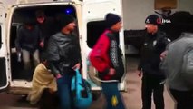 Van'da kaçak göçmen operasyonu...15 kişilik minibüsten 44 kaçak göçmen çıktı