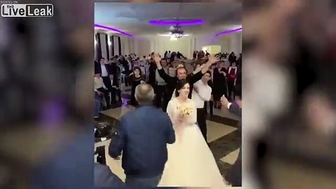 Lancer de bouquet ou combat de catch ? Mariage Russe