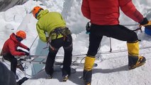Sauvetage d'un alpiniste au risque de la vie des sauveteurs en plein glacier !