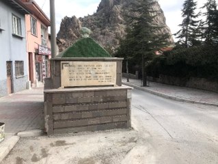 Yol Ortasındaki Mezarı Görenler, Dua Okuyup Yoluna Devam Ediyor