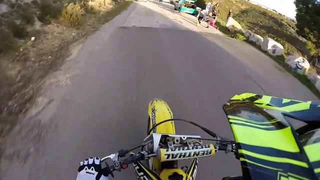 Une course-poursuite entre un jeune à motocross et la police qui se termine mal