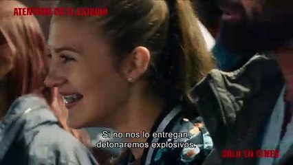 Atentado en el Estadio película - Dave Bautista, Pierce Brosnan