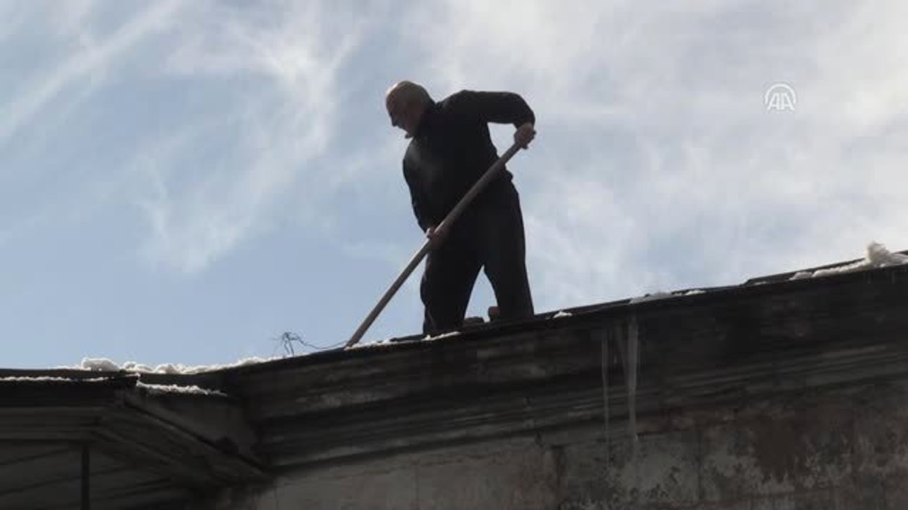 Vatandaşların Tehlikeli Kar Mesaisi - Kars