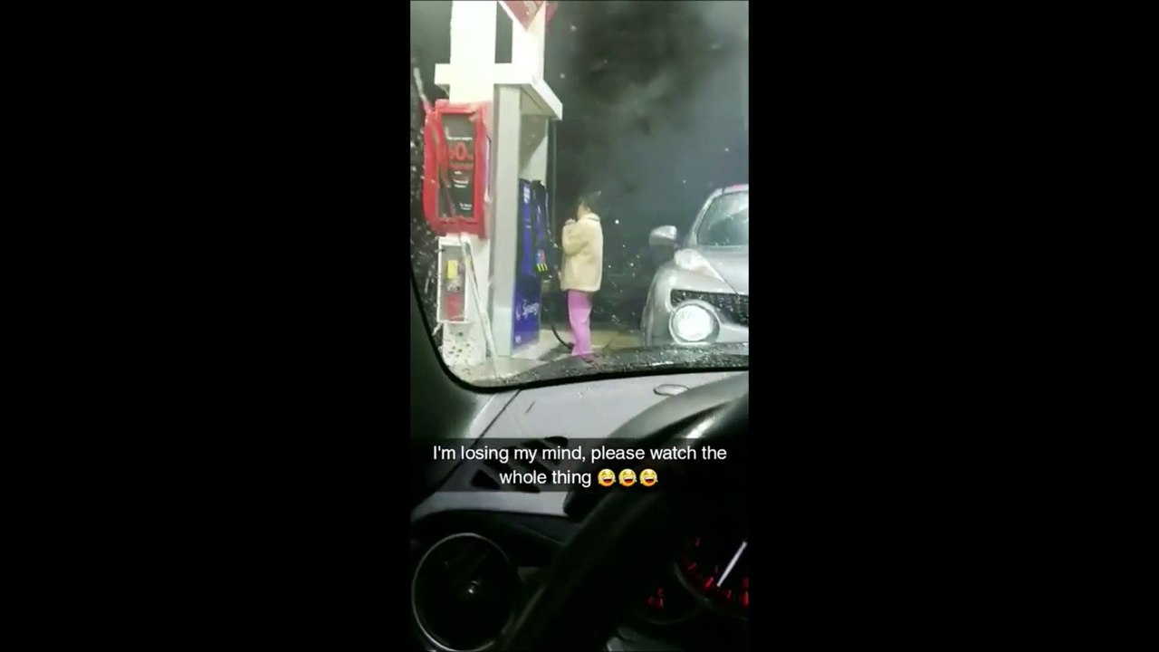 Cet homme a trouvé la femme la plus stupide à une pompe à essence