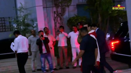 Descargar video: Couple Ranbir Kapoor & Alia Bhatt Left for Akash Ambani wedding bash -Karan Johar Joins in